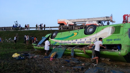 Đồ đạc công nhân, ghế xe ... cũng văng ra sau khi xe lao xuống ruộng.