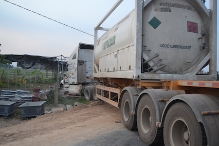 Sau khi bị xe tải chở đá đâm, xe bồn lao vào vườn hoa gần đó rồi mới chịu dừng lại.