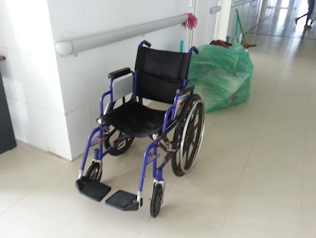 Một bệnh nhân nhảy từ lầu 6 bệnh viện tự vẫn - 2 Chiếc xe của nạn nhân để lại ở hành lang bệnh viện.