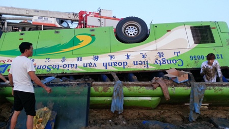 Đồ đạc công nhân, ghế xe ... cũng văng ra sau khi xe lao xuống ruộng.