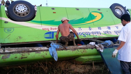 Người địa phương ra cứu giúp...