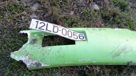 Những mảnh vỡ trên xe văng khắp nơi.