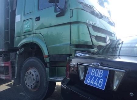 Xe “hổ vồ” đâm xe biển xanh, quốc lộ 1A ùn tắc - 1 Đầu xe hổ vồ đâm vào chính cửa xe bên lái của xe biển xanh.