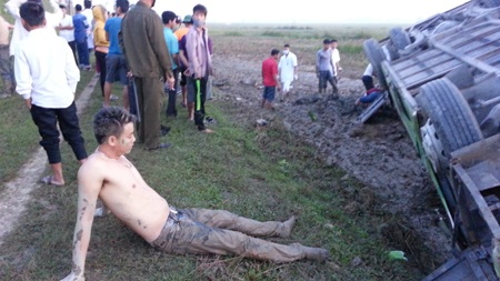 Xe khách lao xuống ruộng, ít nhất 20 người bị thương - 20 Các công nhân trên xe dính bê bết bùn.