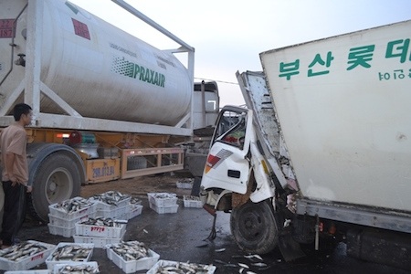 Hiện trường vụ đấu đầu giữa xe chở cá và xe bồn trên quốc lộ 1A chiều ngày 29/11.