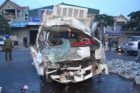 Hiện trường vụ đấu đầu giữa xe chở cá và xe bồn trên quốc lộ 1A chiều ngày 29/11.