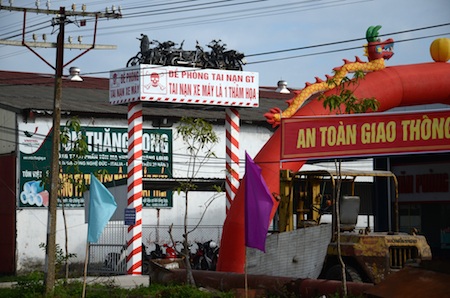 Tặng bằng khen cho người "thiết kế" biển cảnh báo TNGT "độc nhất" Việt Nam - 2 Tặng bằng khen cho người thiết kế biển cảnh báo TNGT độc nhất Việt Nam