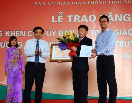 Tặng bằng khen cho người  thiết kế  biển cảnh báo TNGT độc nhất  Việt Nam