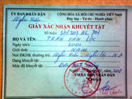 Cậu bé tật nguyền dùng việc học quên đi nỗi đau - 9 Giấy chứng nhận khuyết tật của cháu Lộc.