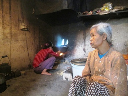 Một góp bếp gia đình chị Hoá vẫn đang phải lên rừng hái củi về đun nấu.