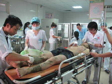 Tạm giữ tài xế vụ xe khách lao xuống ruộng