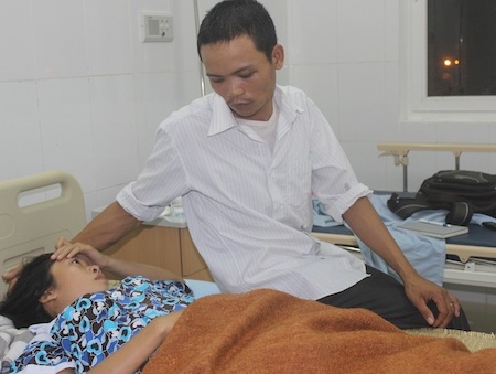 Chị Oanh khóc ngất vì thương con phải đi cấp cứu ở bệnh viện.