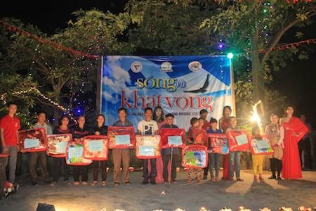 “Sống và khát vọng” - 2 Trao quà cho những người khó khăn, nhưng người hoạt động tích cực trong phòng, chống HIV/AIDS.