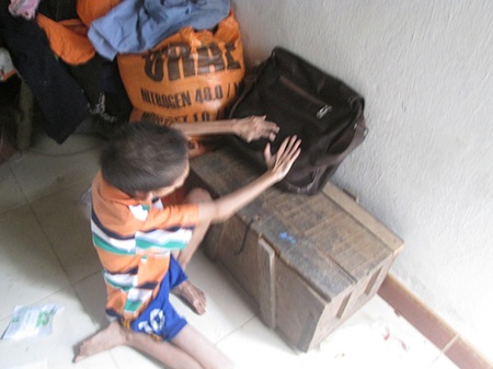 Cậu bé tật nguyền dùng việc học quên đi nỗi đau - 3 Góc học tập của Lộc chỉ đơn giản là cái rương nhỏ.