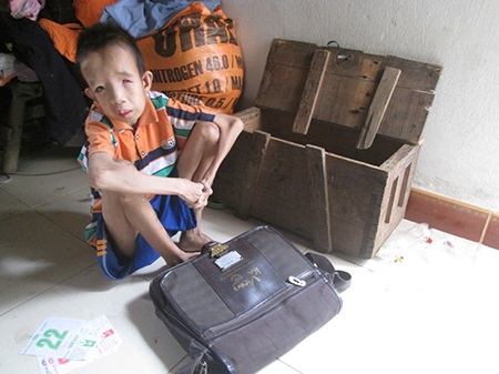 Cậu bé tật nguyền dùng việc học quên đi nỗi đau - 4 Cùng với đó là chiếc cặp rách.