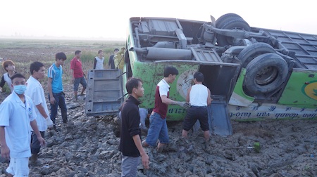 Xe khách lao xuống ruộng, ít nhất 20 người bị thương - 4 lật bốn bánh ở dưới ruộng.