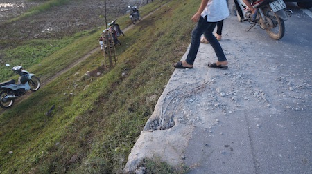 Xe khách lao xuống ruộng, ít nhất 20 người bị thương - 2 Chiếc xe đâm gãy cọc tiêu bên đường và lao xuống ruộng ...