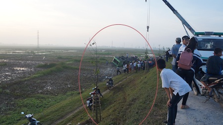 Xe khách lao xuống ruộng, ít nhất 20 người bị thương - 3 Xe cày một đoạn dài khoảng 20m và nằm...