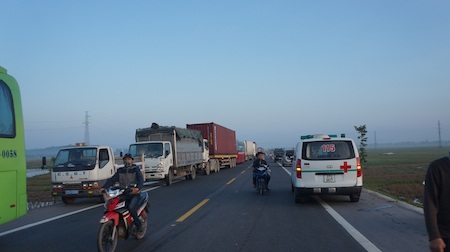 Xe khách lao xuống ruộng, ít nhất 20 người bị thương - 27 Giao thông trên đường tránh Vinh ách tắc.