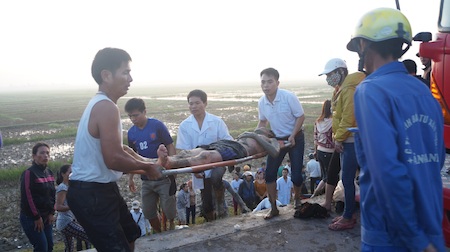 Xe khách lao xuống ruộng, ít nhất 20 người bị thương - 15 Mất gần 30 phút, người này mới đưa được ra ngoài đi cấp cứu.