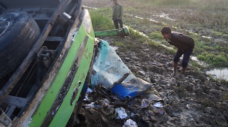 Xe khách lao xuống ruộng, ít nhất 20 người bị thương - 7 Người địa phương ra cứu giúp...