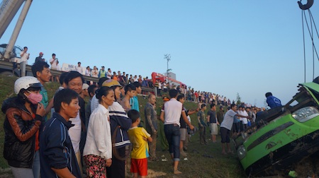 Xe khách lao xuống ruộng, ít nhất 20 người bị thương - 12 Một người mắc kẹt dưới xe, phải đào bùn để cứu.