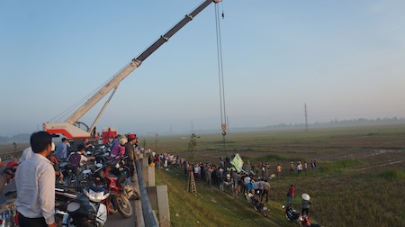 Xe khách lao xuống ruộng, ít nhất 20 người bị thương - 26 Chiếc xe được cẩu lên ngay trong sáng.