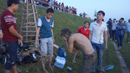 Xe khách lao xuống ruộng, ít nhất 20 người bị thương - 19 Các công nhân trên xe dính bê bết bùn.