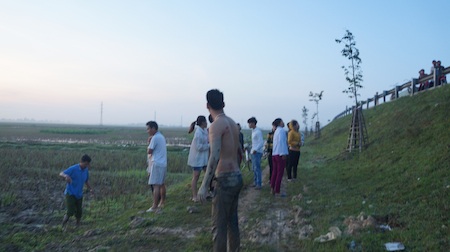 Xe khách lao xuống ruộng, ít nhất 20 người bị thương - 18 Các công nhân trên xe dính bê bết bùn.