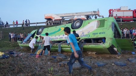 Phó Thủ tướng yêu cầu điều tra vụ TNGT nghiêm trọng tại Nghệ An - 1 Chiếc xe nằm gọn dưới ruộng.