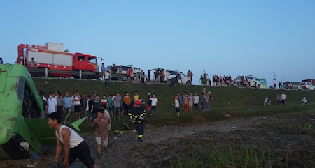 Xe khách lao xuống ruộng, ít nhất 20 người bị thương - 5 Chiếc xe nằm gọn dưới ruộng.