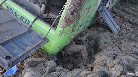 Xe khách lao xuống ruộng, ít nhất 20 người bị thương - 14 Một người mắc kẹt dưới xe, phải đào bùn để cứu.