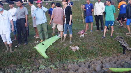 Xe khách lao xuống ruộng, ít nhất 20 người bị thương - 23 Những mảnh vỡ trên xe văng khắp nơi.