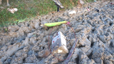 Xe khách lao xuống ruộng, ít nhất 20 người bị thương - 21 Ắc quy xe văng ra nằm dưới ruộng.