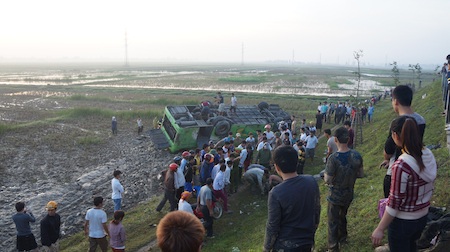 Xe khách lao xuống ruộng, ít nhất 20 người bị thương - 16 Chiếc xe nằm gọn dưới ruộng chổng bốn bánh lên trời.