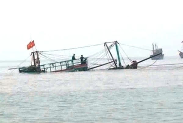 Huy động hàng trăm người dân kéo tàu bị đắm dưới biển lên bờ - 1 Huy động hàng trăm người dân kéo tàu bị đắm dưới biển lên bờ