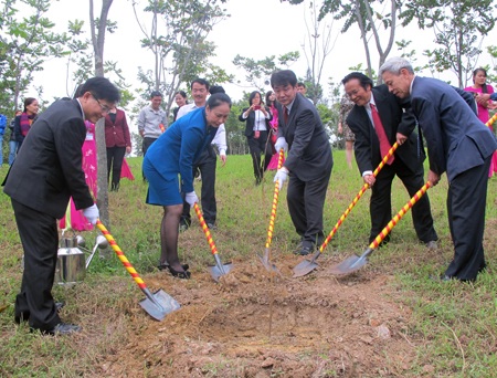 Trồng 20 cây hoa anh đào tại Quảng trường Hồ Chí Minh - 3 Sau buổi lễ, ông