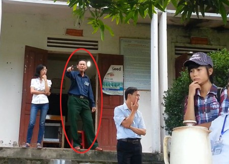 Phó Chủ tịch xã dọa... đập máy của phóng viên - 1 Ông Nguyễn Trọng Tranh quát nhóm PV, cho rằng đưa tin sai thực tế về tình trạng rắn lục đuôi đỏ.