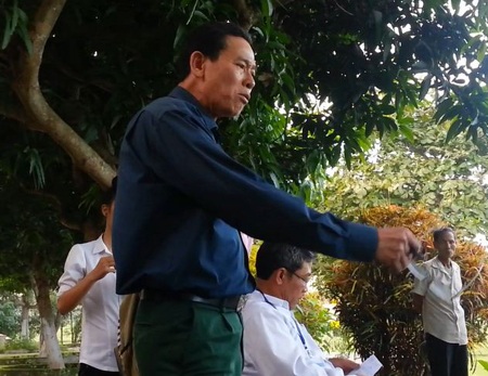 Phó Chủ tịch xã dọa... đập máy của phóng viên - 2 Ông Tranh nói chuyện với nhóm PV.