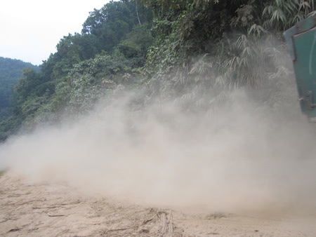 Trời nắng thì bụi bay mịt mù như sương.