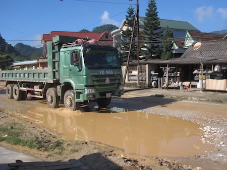 Những chiếc xe nhỏ lạc vào cung đường này thì khó lòng mới thoát khỏi.