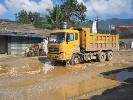 Những chiếc xe nhỏ lạc vào cung đường này thì khó lòng mới thoát khỏi.
