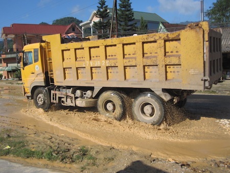 Những chiếc xe nhỏ lạc vào cung đường này thì khó lòng mới thoát khỏi.