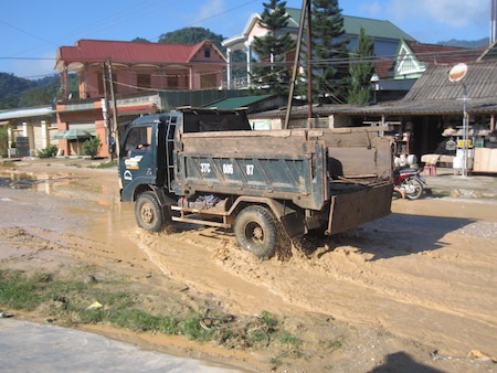 Những chiếc xe nhỏ lạc vào cung đường này thì khó lòng mới thoát khỏi.