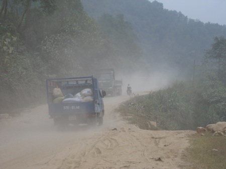 Trời nắng thì bụi bay mịt mù như sương.