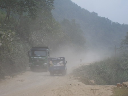 Trời nắng thì bụi bay mịt mù như sương.
