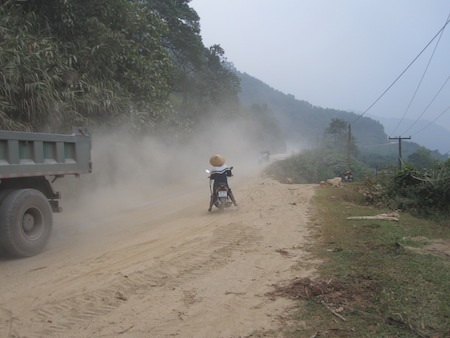 Trời nắng thì bụi bay mịt mù như sương.