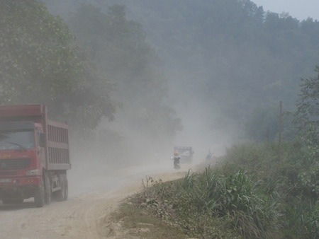 Trời nắng thì bụi bay mịt mù như sương.