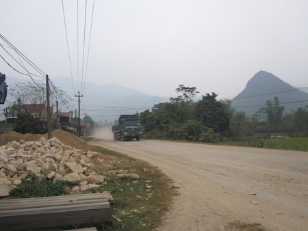 Trời nắng thì bụi bay mịt mù như sương.