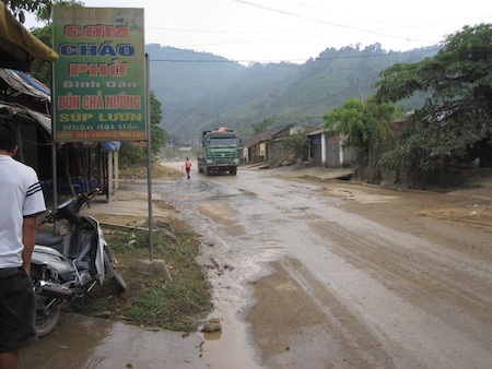 Những chiếc xe tải chở đá cỡ lớn cày nát con đường.